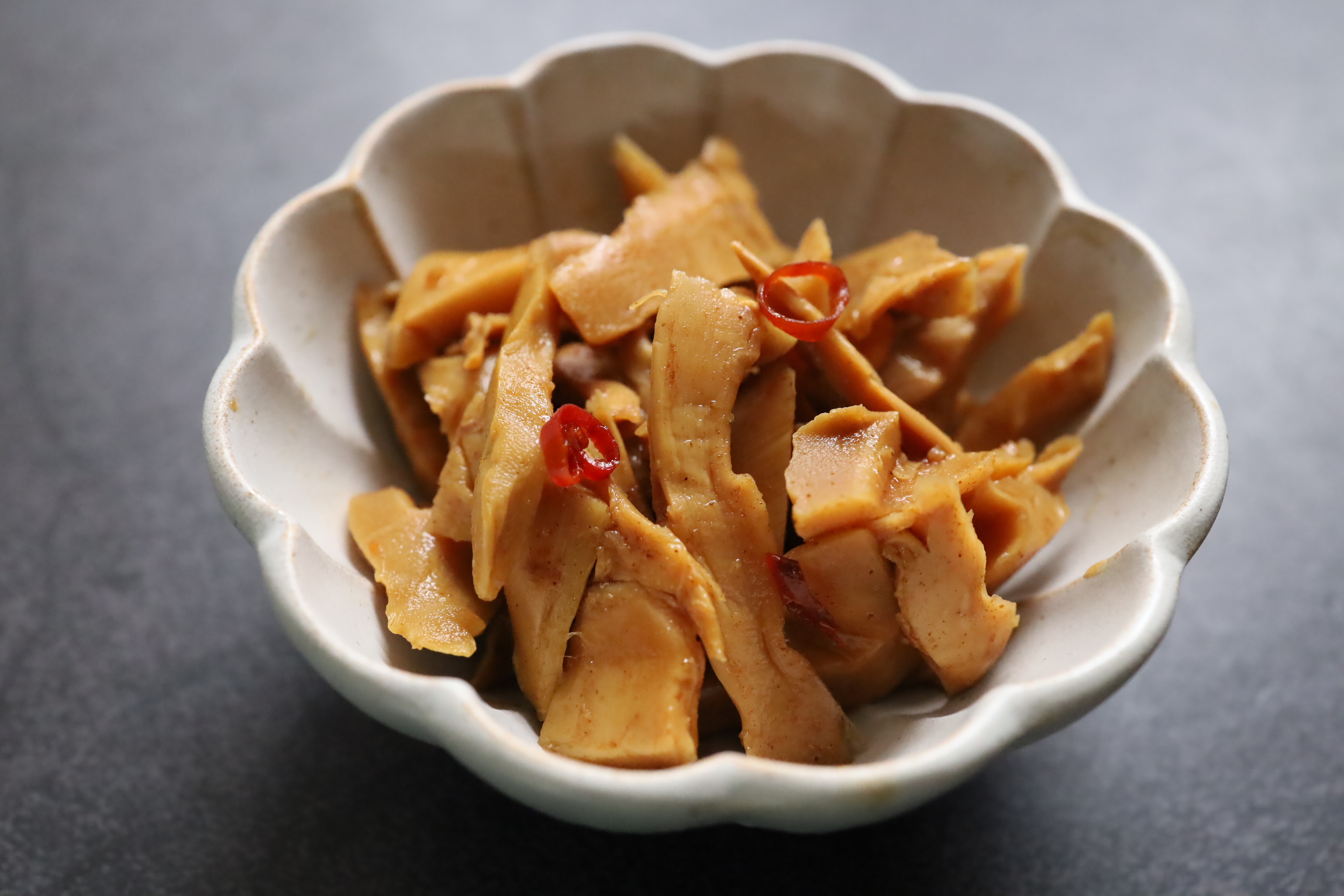 笑美香シリーズ 九州産干し竹の子旨辛煮（メンマ風） | ㈱主計物産