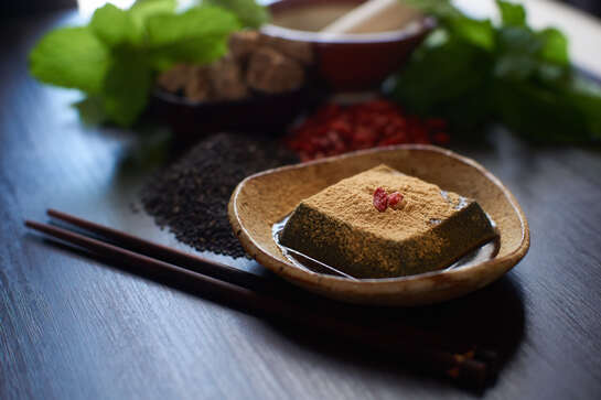 長崎もちもちごまとうふ 黒ごま100g 黒みつ・きな粉付 | ㈲法本胡麻